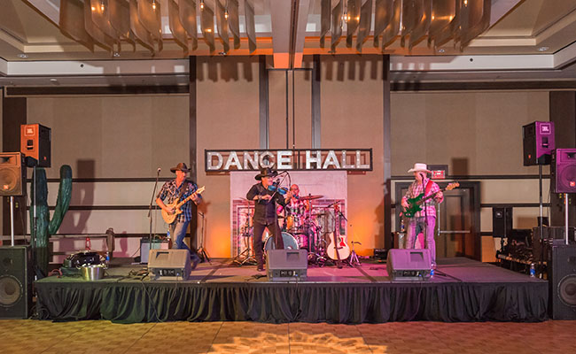 piture of country western band playing large event